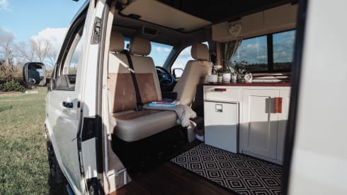 Amari – Escape the ordinary in our cosy, country cottage on wheels!