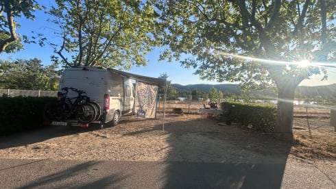 Camping-car 2 places avec climatisation dans l'espace de vie 
