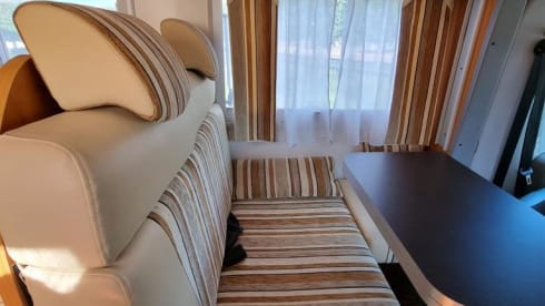 Happy Travels – Spacious luxury 4-pax camper