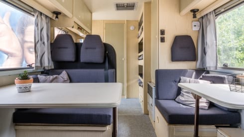Cozy 8-pers. with 5 fixed berths.