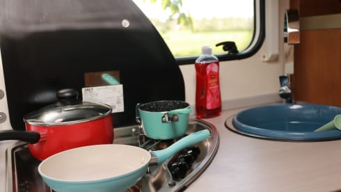 SONRISA – Hit the road with 'Sonrisa': our cheerful 2p Knauscamper (automatic)!