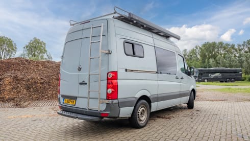 Keesie – Volkswagen Crafter Off-Grid Bus Camper with Roof Terrace