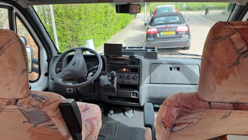 4p Chausson semi-integrated uit 1999