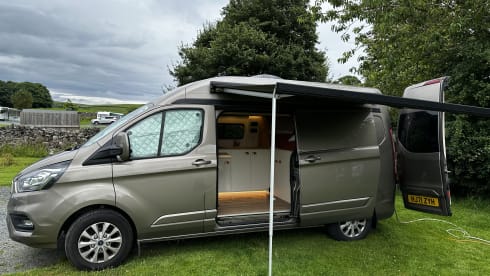 Moët  – Luxury compact campervan 