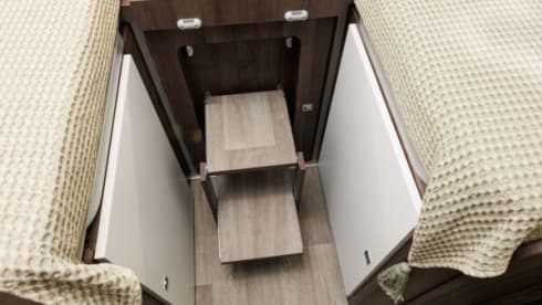 Benny – The family alcove with large garage