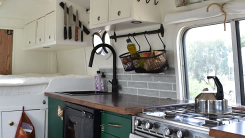 Barry – Unique off-grid oldtimer Mercedes 508 camper