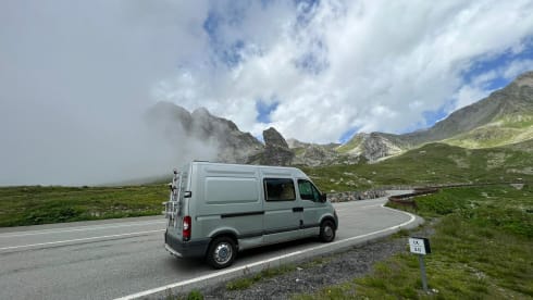 Fred – Cozy Bus Camper Automatic - Takes you everywhere, and back!