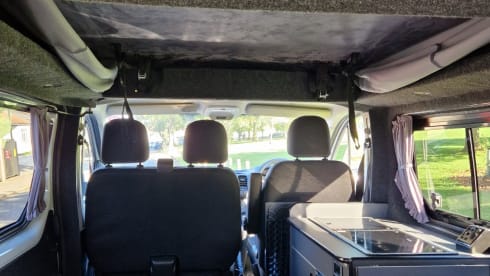 Bazza – 4 berth campervan with pop top roof