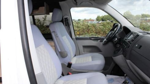 VW T5, luxury Two-Tone from 2015, new installation, automatic, many extras