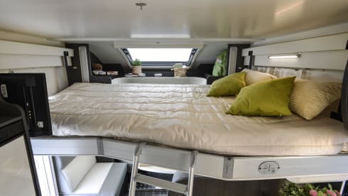 Barney – Luxury 4 Berth Rollerteam Zefiro 696 AUTOMATIC, Island Bed - Fully Insured