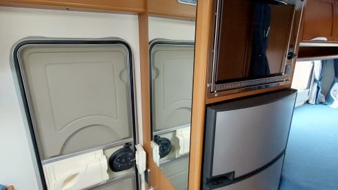 Roller Team – 4 person semi-integrated camper