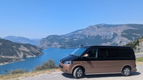 Exclusive camper van VW T5 with pop-up roof