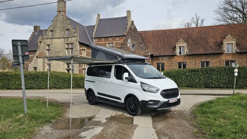 ROSA – 2023 4-person Ford campervan