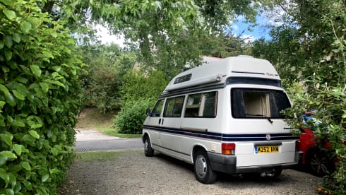 TOM – 5 berth VW T25 Autosleeper Topaz w/ KITCHEN, BATHROOM