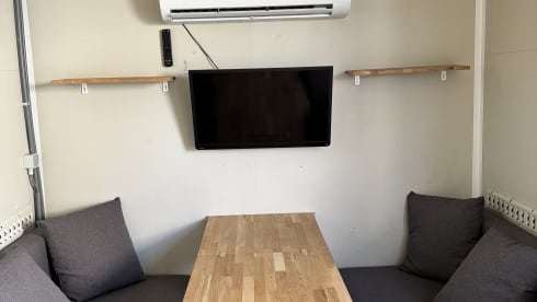 9 persoons trailer/camper  – Very spacious 8 to 9 person camper. 