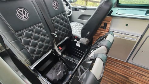 VW Campervan, Fully fitted, Sleeps 4, bedding & accessories included