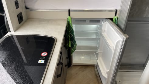 Houseonwheels 2 – Renault master buscamper jan 26 100 KM douche/ toilet ruimte standkachel.