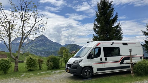 4-person Peugeot bus from 2017, sleeping 2 people