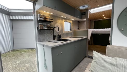 gemütlicher, netzunabhängiger Camper-Kastenwagen mit Terrasse