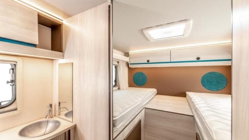 Moby – Luxury 5-person campervan 2024 - automatic + Wi-Fi option
