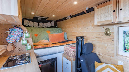 Ollie – Comfortable, attractive 2 person bus camper