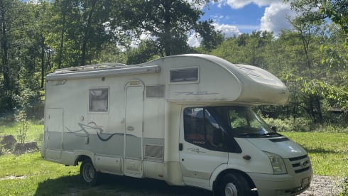 Camper spazioso e accessoriato per viaggi indimenticabili 