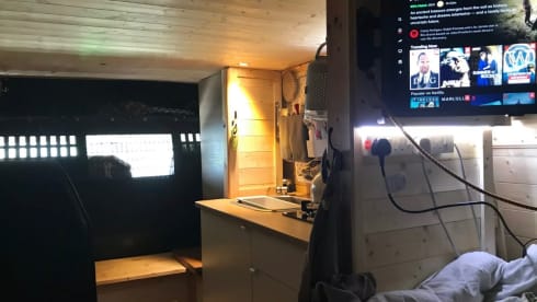 Leah – Beautifully converted wooden interior camper 