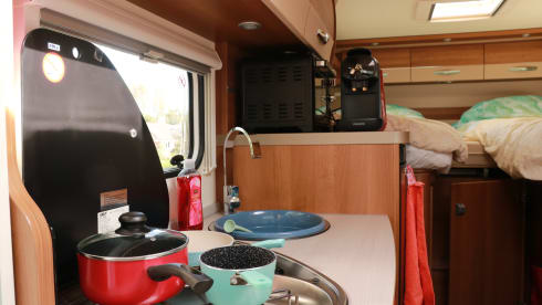 SONRISA – Hit the road with 'Sonrisa': our cheerful 2p Knauscamper (automatic)!