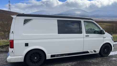 Hector – 2 berth Volkswagen T6 LWB 2016 ( awning sleeps additional 2 persons ) 