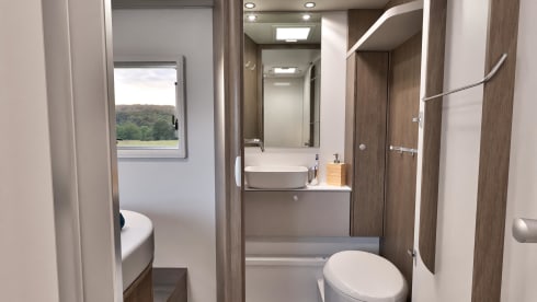 Carado T459 Automaat – Experience the freedom! Very spacious luxury - Queen bed - separate shower