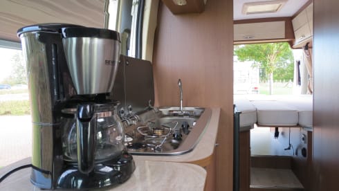 Rolmaatje – Beautiful Roller Team Livingstone bus camper (2.5p) for rent