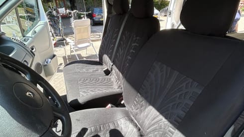 2p Renault campervan uit 2011