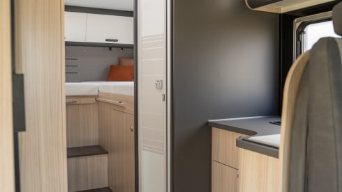 Bijna nieuwe Sunliving camper 2024 – 5p Sun Living semi-integrated uit 2024