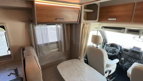 Zo goed als nieuw, zeer luxe, ruime én comfortabele 5pers. camper uit 2022  – 5p Renault semi-integrated from 2022