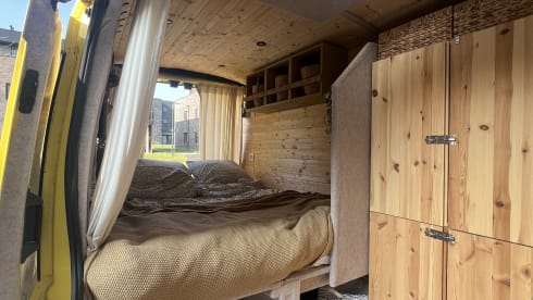 Banana – 2p Ford campervan uit 2018