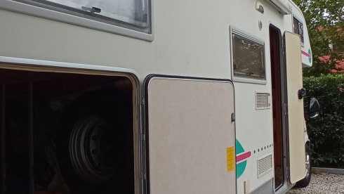 283 – SEA OR MOUNTAIN..LAKE OR CITY OF ART?