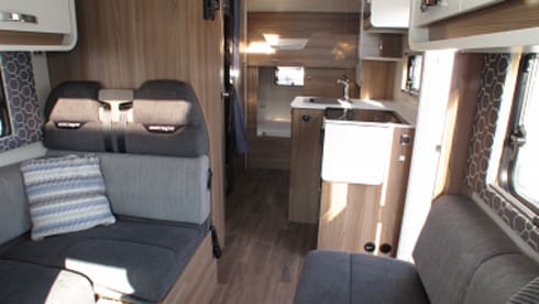 Robyn – Robyn - 6 Berth Luxury Motorhome
