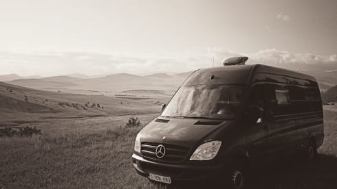 Toto – 2p (+1 young child) Mercedes-Benz bus from 2008 (3 passenger seats)