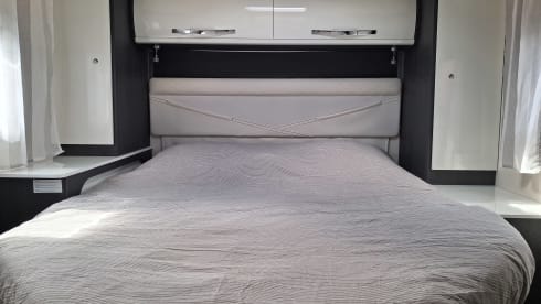 Luxury 4p Ford Kronos Roller Team 2021 for rent – Travel in comfort!