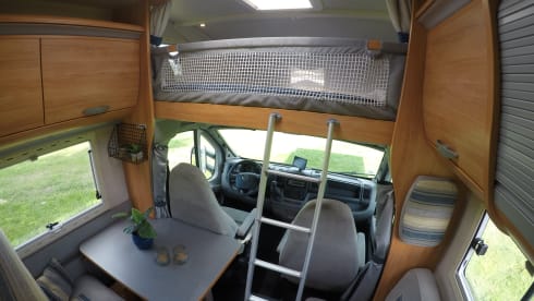 Gezellige en complete – 5-person Adria Mobil alcove > (electric) bicycles inside the garage