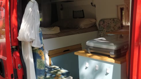 Vespa – 2-person self-built bus camper