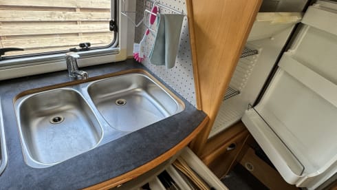 Camper – Spacious and luxurious 4-person Hymer with starlink wifi