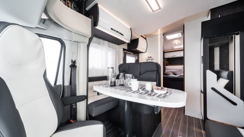 Cruz – Motorhome – Sleeps 5 – Travels 5