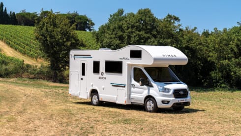 Family – Brand new 7-person alcove camper with bunk beds