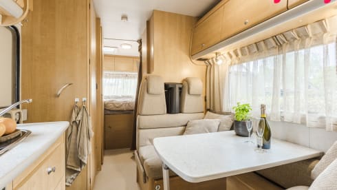 Alkoof King –  Fully equipped 6p camper with roof air conditioning and automatic leveling system