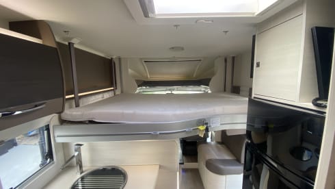 Zeer mooie camper half integraal 5 slaapplaatsen 4 zitplaatsen  – 5p Challenger semi-integrated from 2017