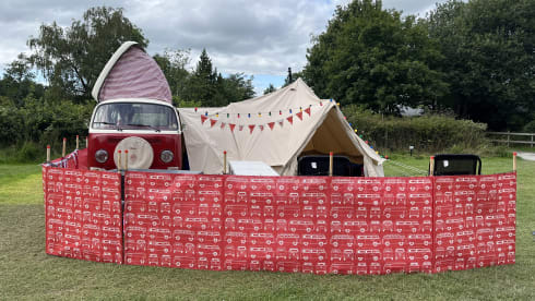 Ruby Tuesday  – Volkswagen Campervan mit 4 Schlafplätzen plus Rundzelt mit 4 Schlafplätzen 