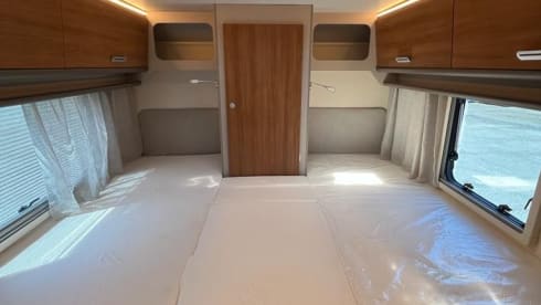 Zo goed als nieuw, zeer luxe, ruime én comfortabele 5pers. camper uit 2022  – 5p Renault semi-integrated from 2022