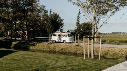 Miss Parel – 2p Volkswagen T2 campervan uit 1981