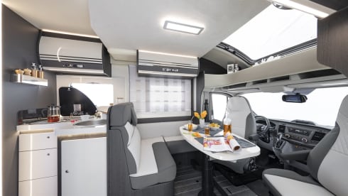 Bavarian Camper 9 – Teilintegrierter mit Innentür für 2 getrennte Räume